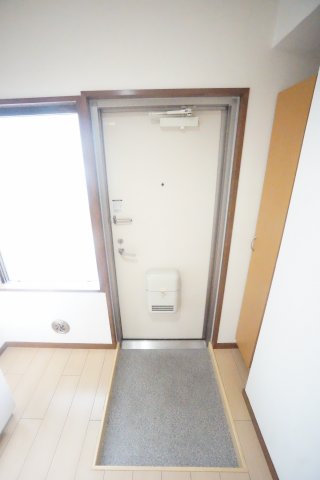 玄関　※同物件、反転タイプの写真です。