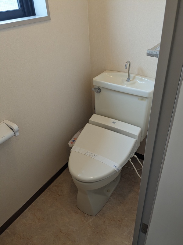 トイレ　落ち着いた色調のトイレです
