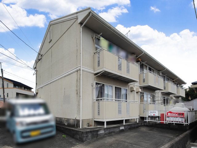 建物外観　奥の２階が２０１号室！見晴らしが素敵なお部屋です♪