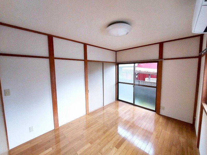 居室・リビング　角部屋で各部屋洋室６帖２面採光ありの明るい室内です