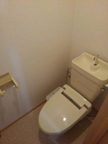 トイレ　落ち着いた色調のトイレです
