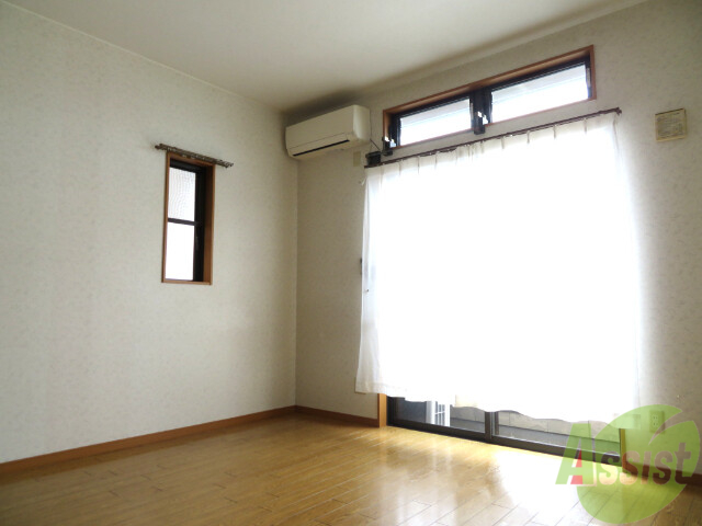 居室・リビング　８．７帖のお部屋です。陽が良く入ります。