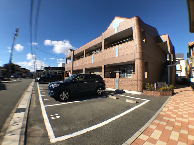 建物外観　植栽が彩るお洒落な外観