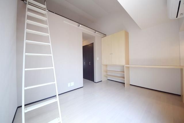 居室・リビング　ロフトのある明るく広いお部屋です