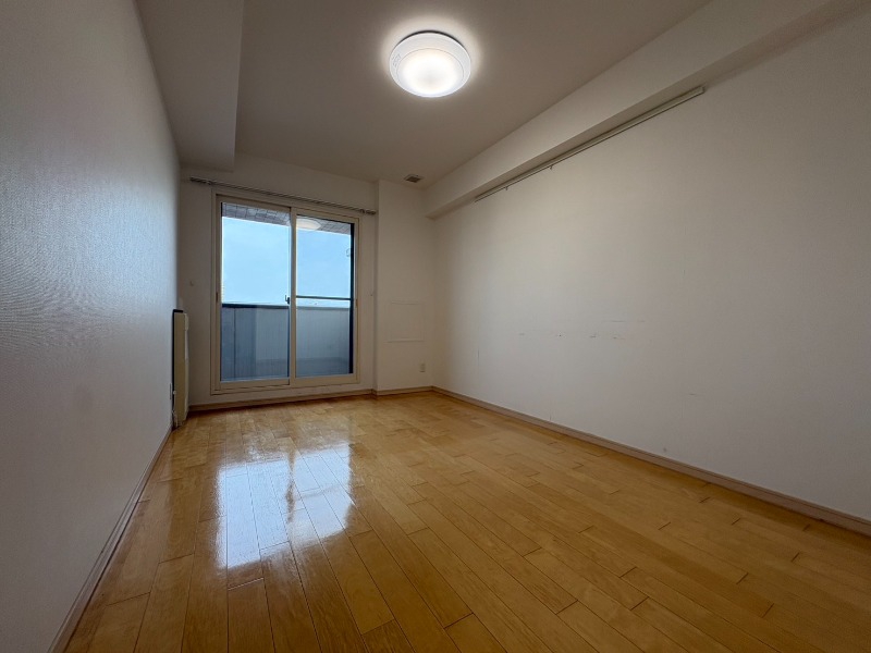 その他部屋・スペース　こちらのお部屋は光が差し込む、温かみのあるお部屋です。