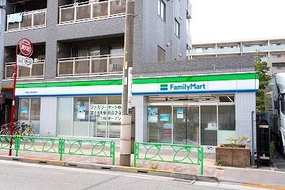 コンビニ　ファミリーマート中野富士見町駅前店（コンビニ）まで590m