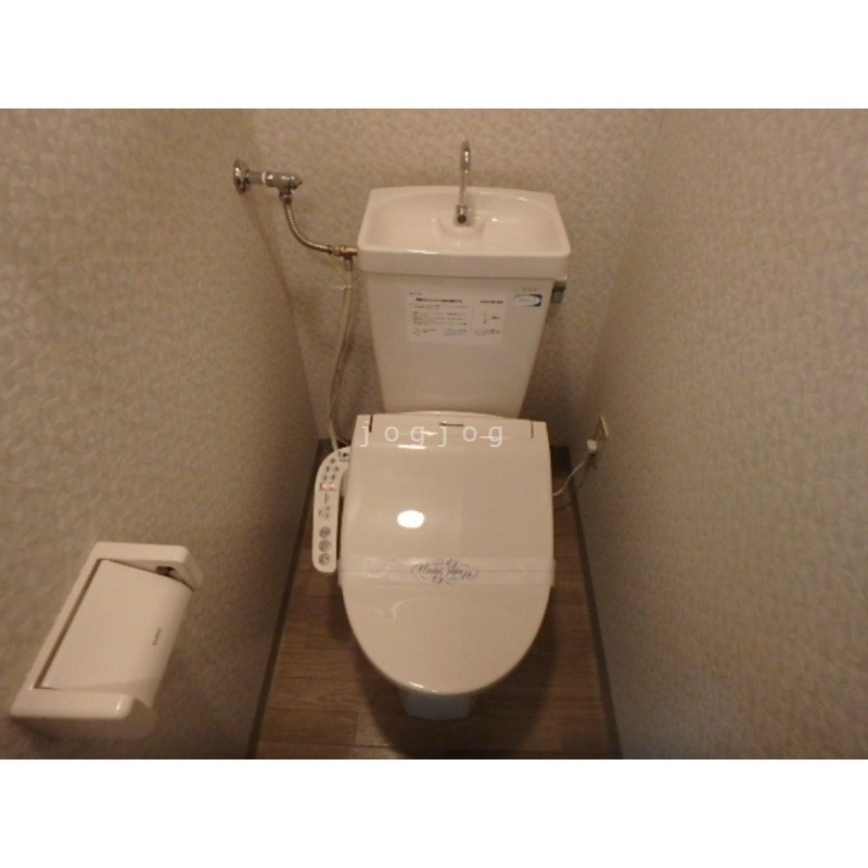 トイレ　嬉しい温水洗浄便座付きのトイレです。
