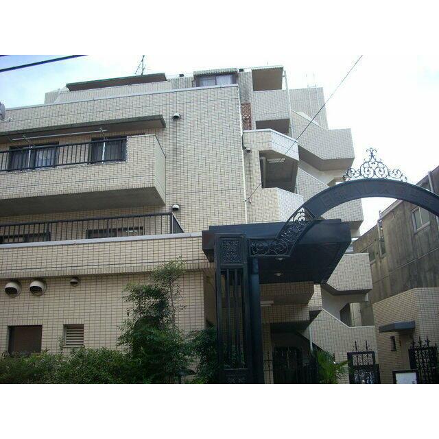 建物外観　鉄筋コンクリート造のがっちりとした建物。
