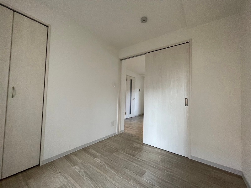 その他部屋・スペース　寝室はこちらです。光が差し込む、温かみのあるお部屋です。