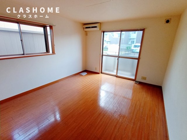 居室・リビング　同物件の別部屋になります。