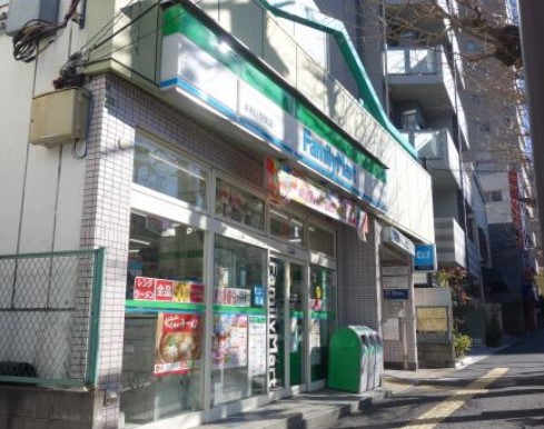 コンビニ　ファミリーマート本駒込駅前店（コンビニ）まで79m