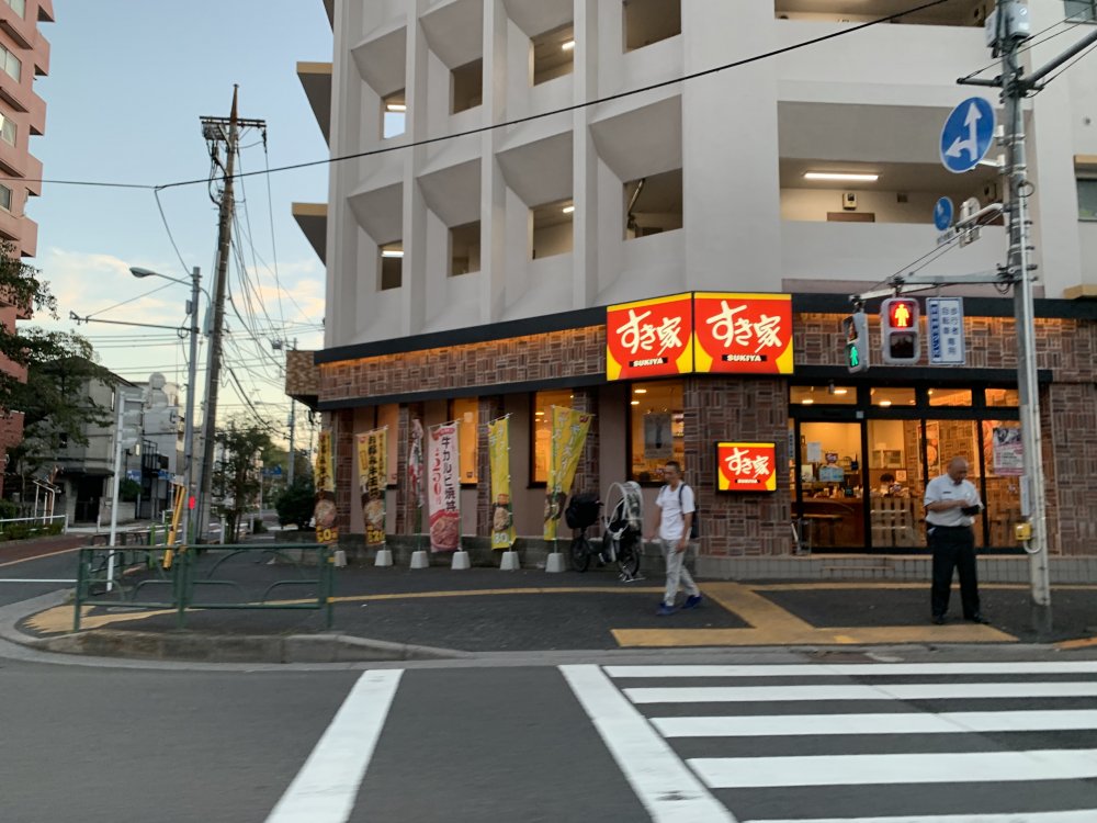 飲食店　すき家（飲食店）まで686m