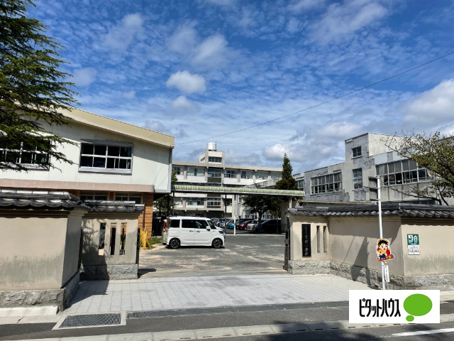 小学校　下関市立豊浦小学校（小学校）まで551m