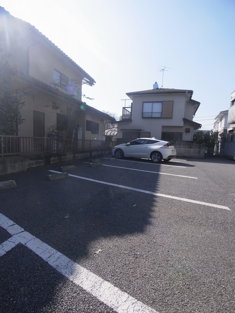 駐車場　各世帯駐車場１台付きです