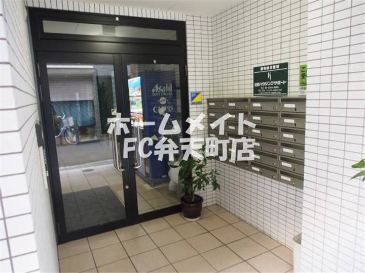 エントランス　落ち着いたエントランスです