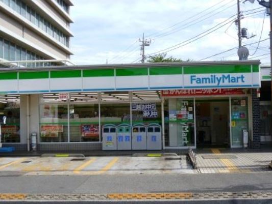 コンビニ　ファミリーマート弦巻駒留通り店（コンビニ）まで300m