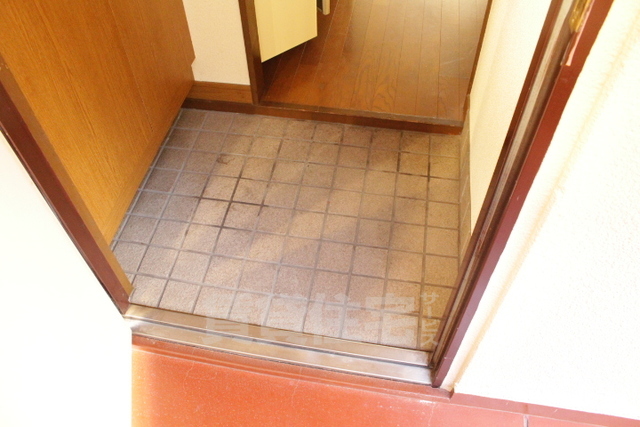 第1村西マンションの玄関写真