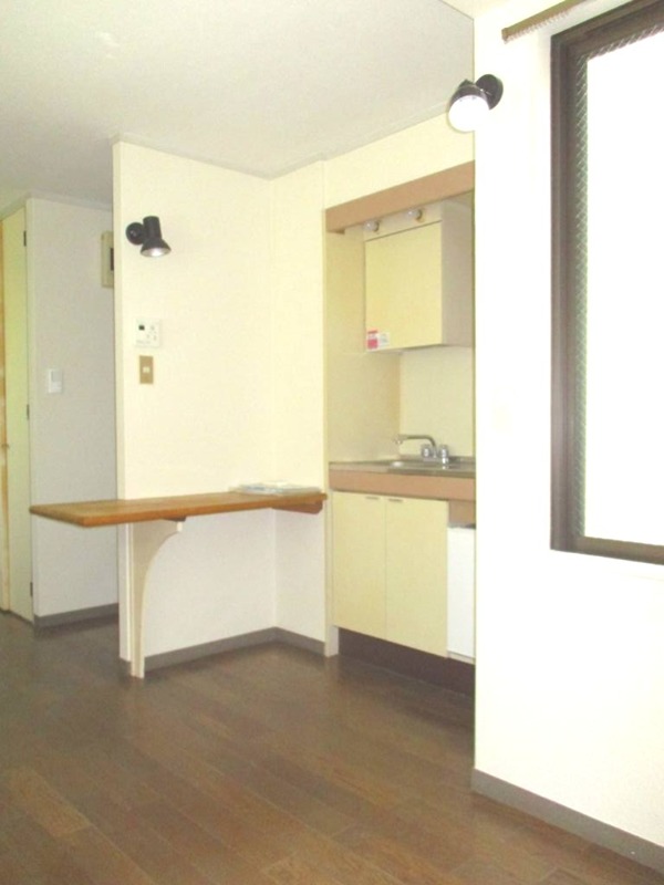 カレッジハイツ西竹之丸の居間写真