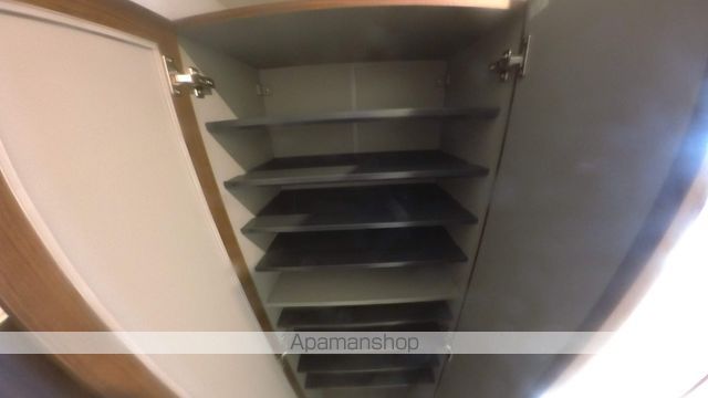 地下鉄東山線 新栄町駅 徒歩10分 11階建 築10年の玄関写真
