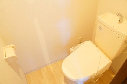 トイレ　ウォシュレット付きで、綺麗なトイレになっています♪