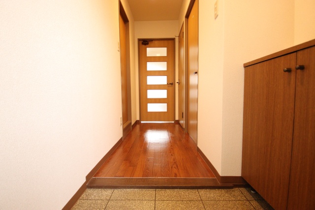 玄関　※同建物内別室の参考写真です