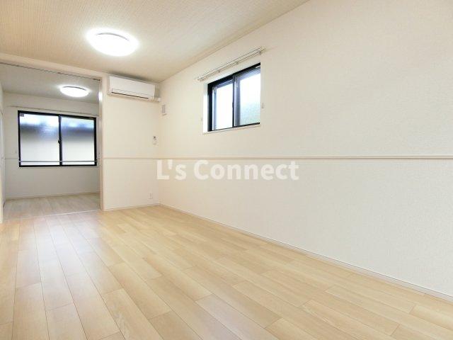 居室・リビング　角部屋で２面に窓があります。