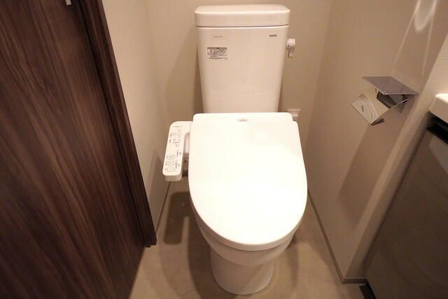 トイレ　落ち着いた色調のトイレです