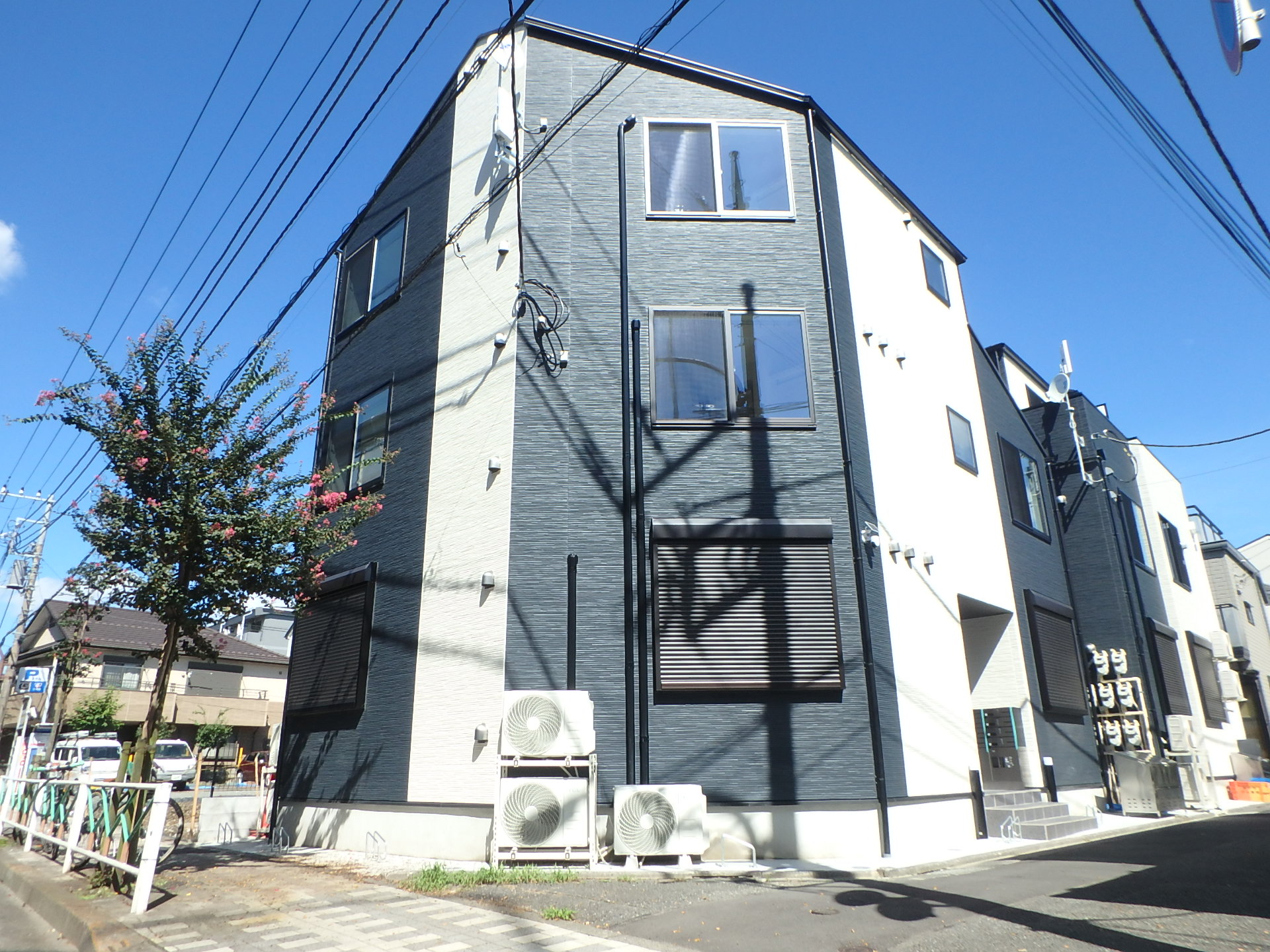 建物外観　角地が嬉しい、おしゃれな配色の外観