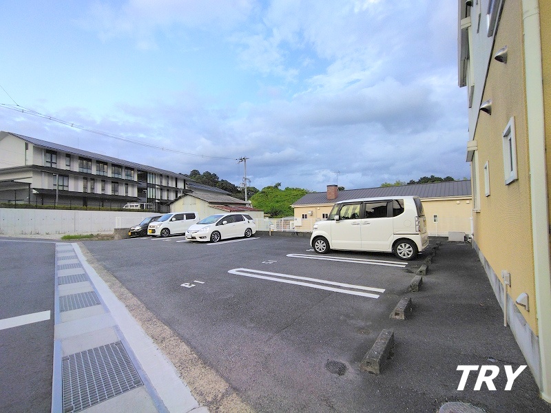 【ラフィーネ三室参番館　Aの駐車場】