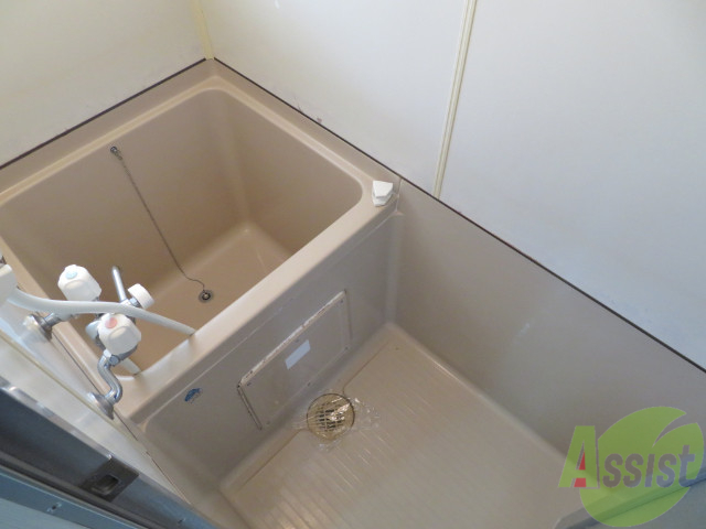 バス・シャワールーム　浴室はこちらのユニットバスになりますねー。