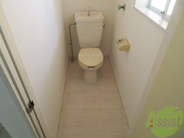 トイレ　トイレはこちらシンプルで清潔感がありますね