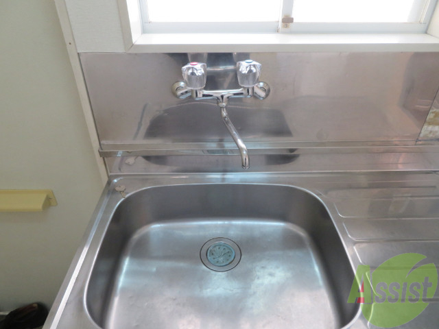 洗面設備　洗面台はキッチンの流し台と兼用になりますねー。