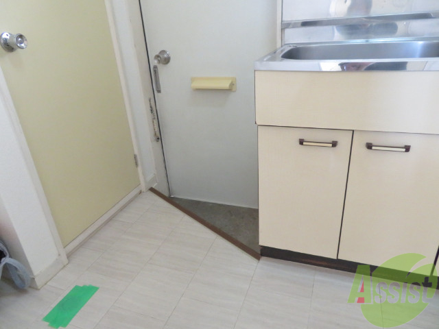 玄関　玄関はキッチンの脇こんな感じですねー。