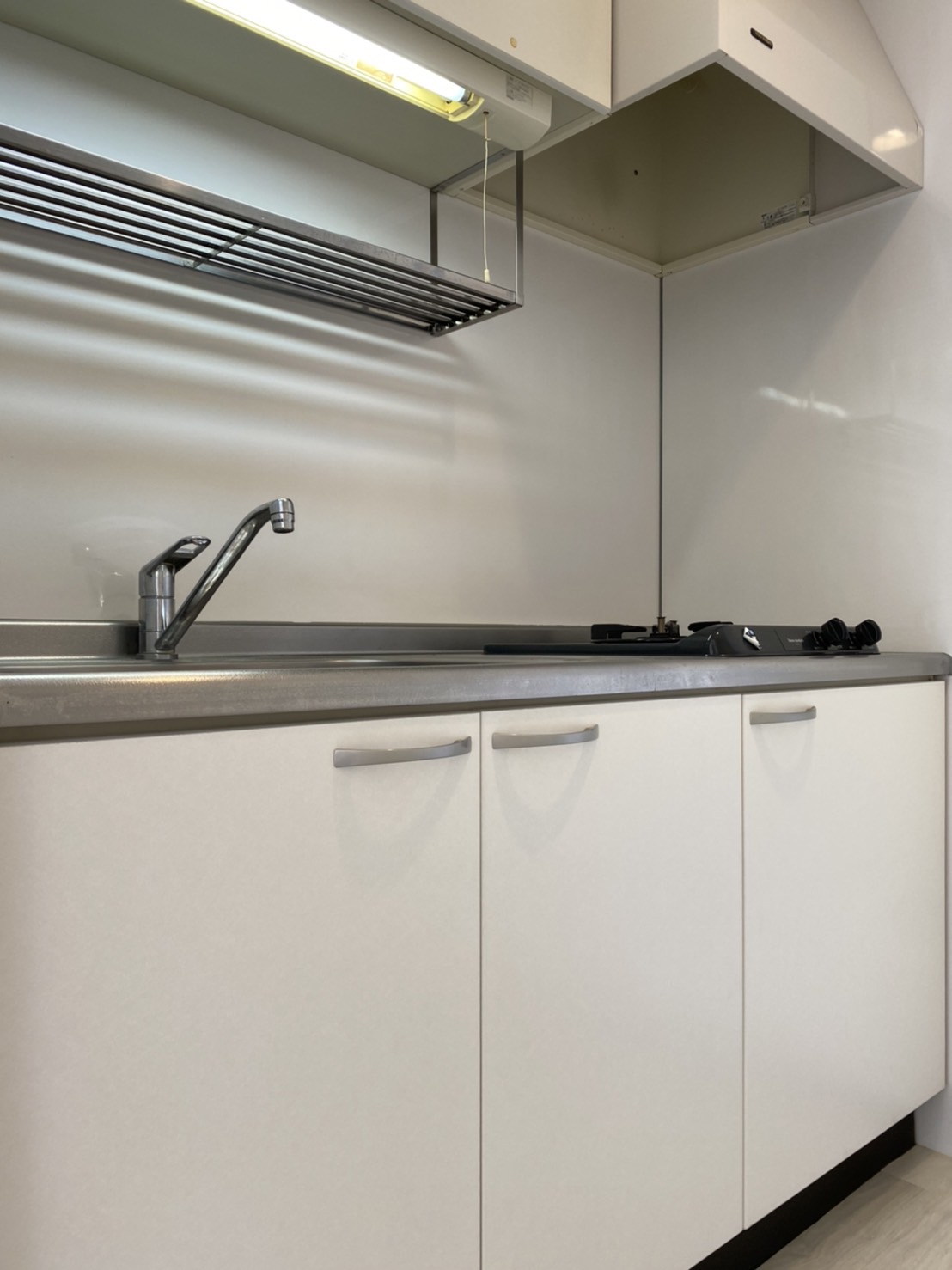 キッチン　広々とした二口コンロ付き独立キッチン