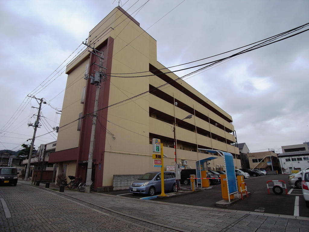 山形市小姓町のマンションの建物外観