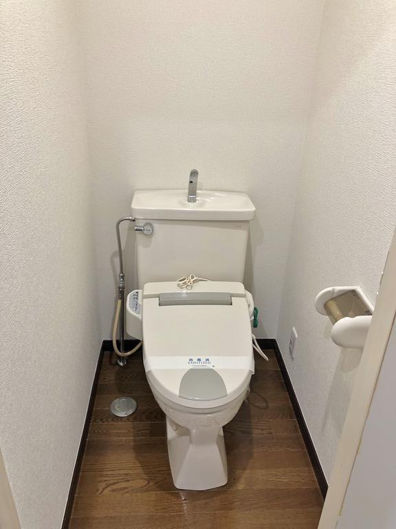 トイレ　温水洗浄機能付き便座　2023年ダウンライト新設