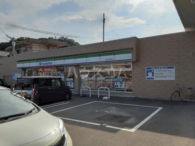 コンビニ　ファミリーマート 四日市泊村店（コンビニ）まで276m