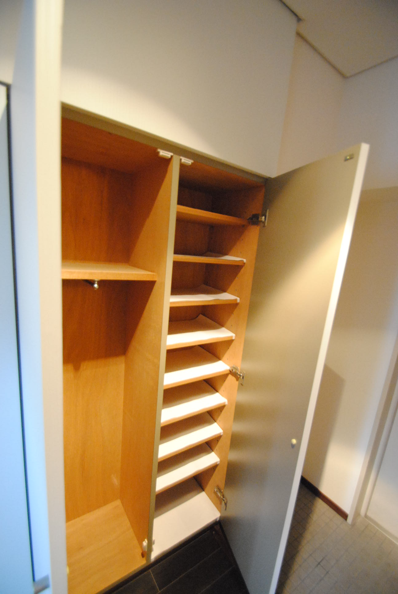 その他　玄関の収納は天井高タイプで最高です！！