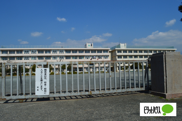 【Ｍｏｎｄｏ　Ｆｕｊｉ　IIIの小学校】