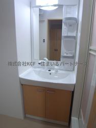 洗面設備　ゆったりとスペースのある洗面所