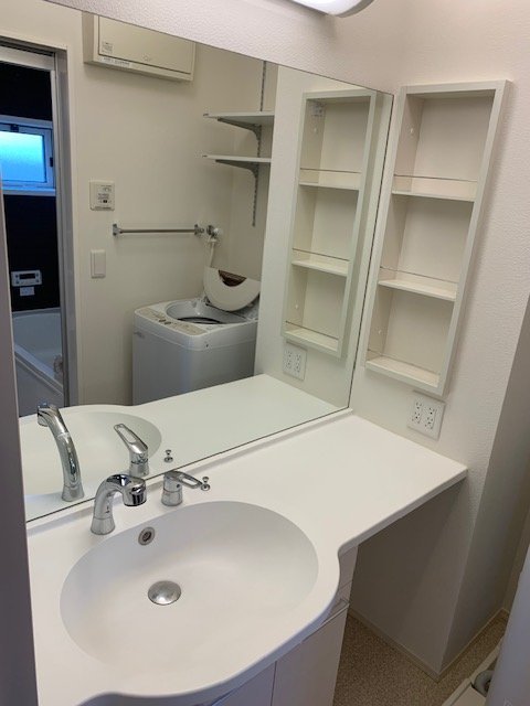 洗面設備　鏡の大きいカウンタータイプの洗髪洗面化粧台