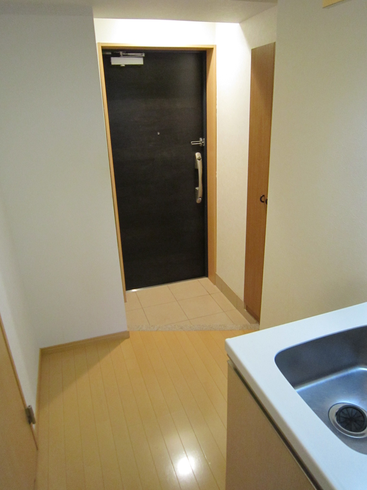 玄関　玄関横にはシューズボックスもあります♪