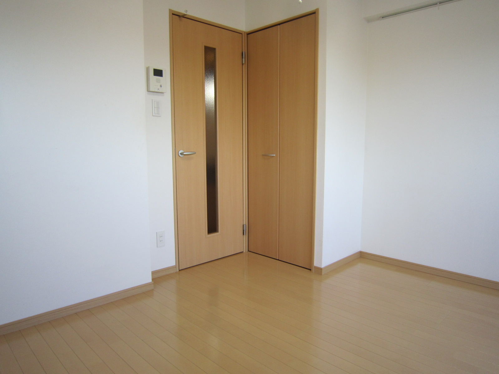 居室・リビング　広々とした6.35帖の洋室♪