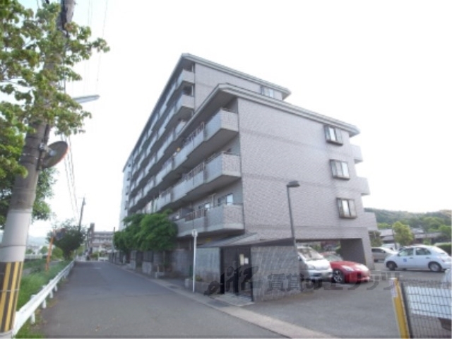 京都市山科区勧修寺東北出町のマンションの建物外観