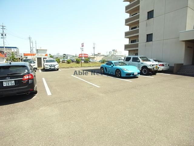 【羽島郡岐南町下印食のマンションの駐車場】