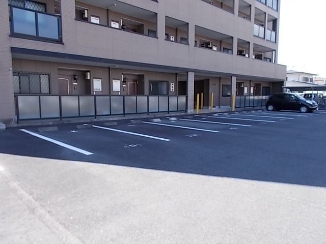 【岐阜市茜部菱野のマンションの駐車場】