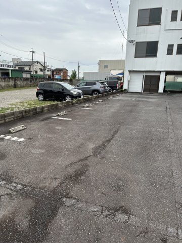 【多気西町マンションの駐車場】