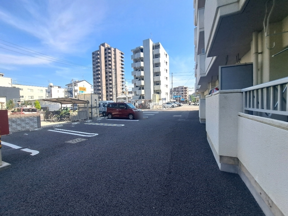 【松山市道後樋又のマンションの駐車場】