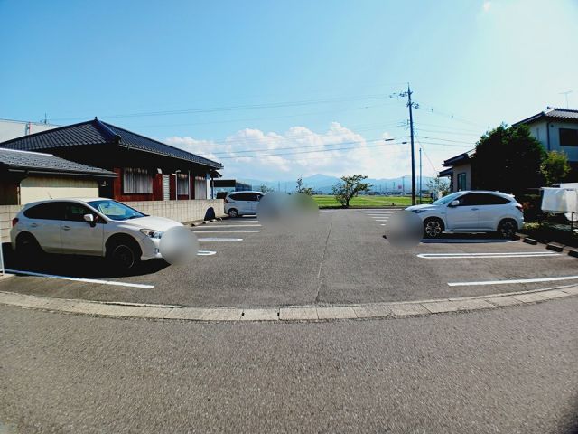 【加賀市小菅波町のマンションの駐車場】