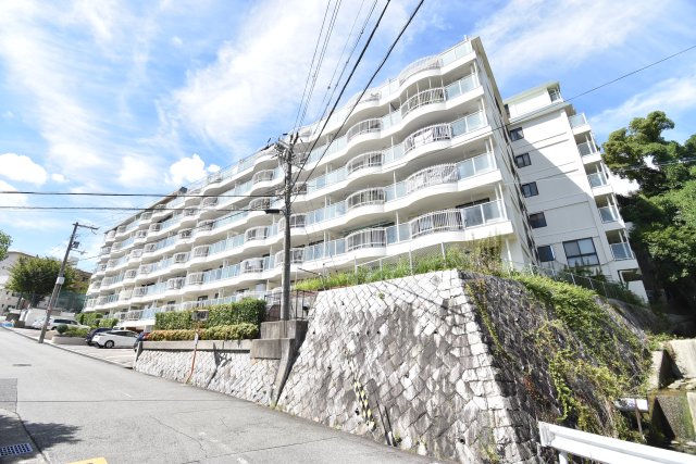 【コボリマンション夙川老松台D棟の建物外観】
